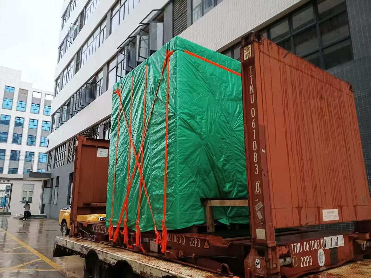 FR container loading scene