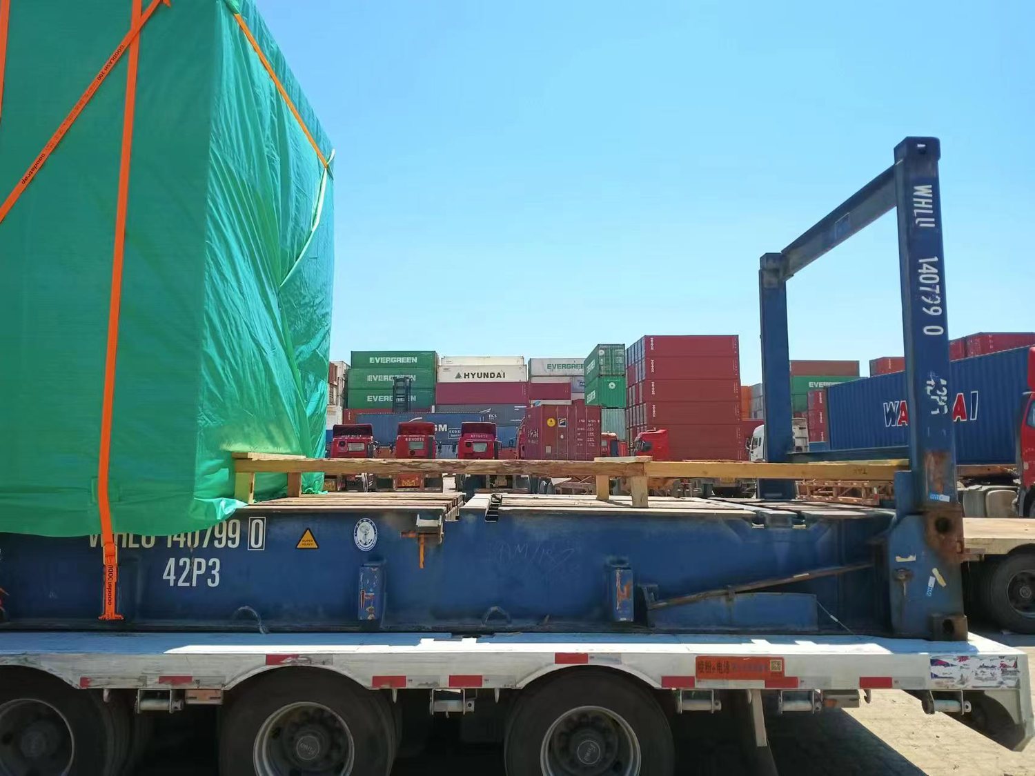 Flat-rack cargo at port